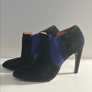 Via Spiga Black and Blue Heeled Boots with Sleek Design